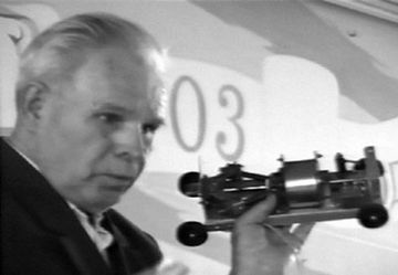 Константин Дмитриевич Шукалов демонстрирует один из своих инерциоидов, 1996 год