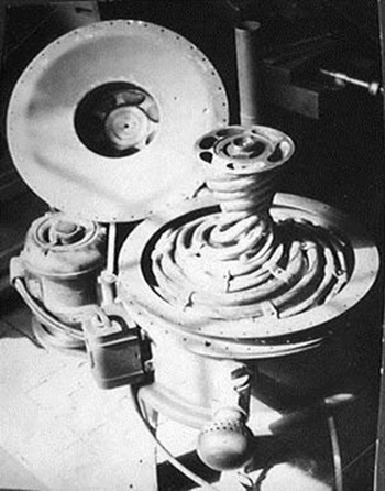 показано внутреннее устройство генератора, это фотография модели, которая хранится в музее Шаурбергера, в Австрии.