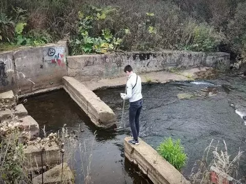 ГЭС. Сооружение водопогружной ГЭС на реке.